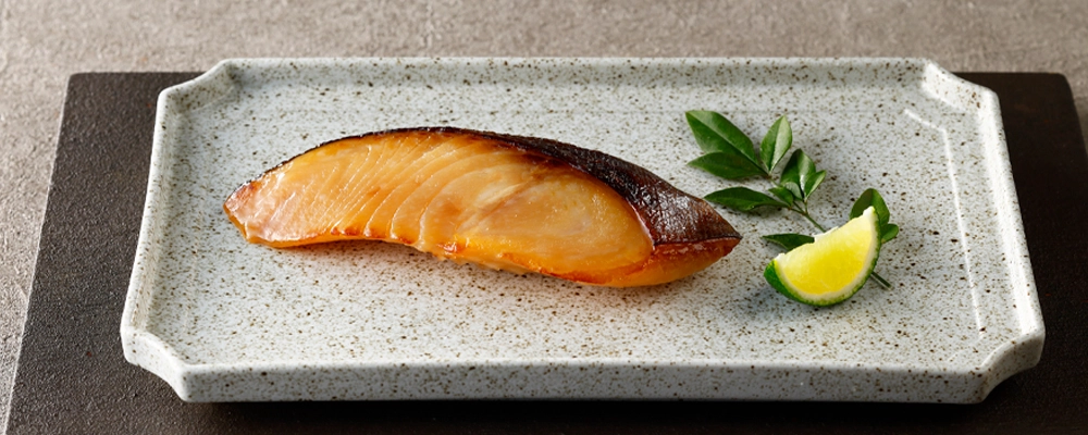 魚久のぎんだら京粕漬、焼いた切り身、白い角皿に盛り付け。