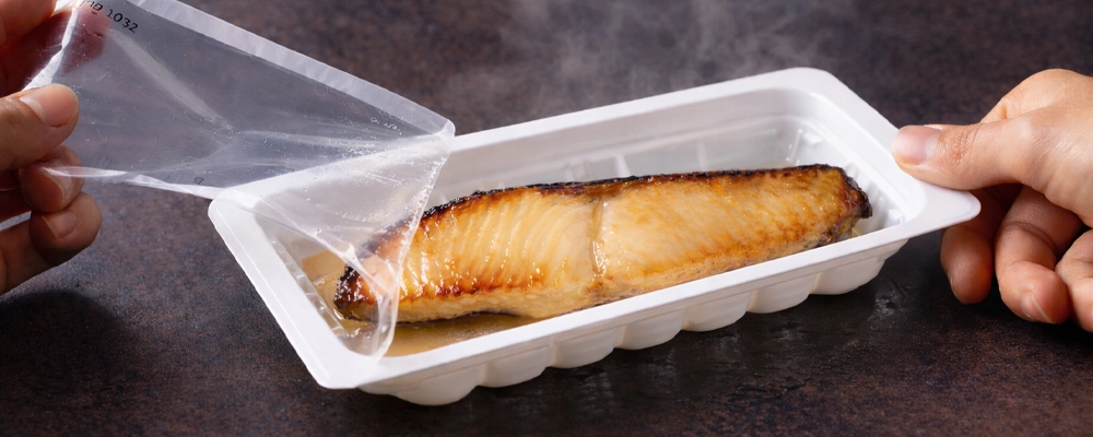 レンジで温めた銀だら京粕漬のパックを開け、湯気が立ち上る様子