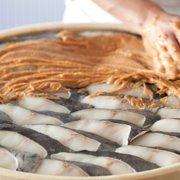魚久の粕漬けが「格別」な理由：老舗が守る酒粕と漬け込みの技