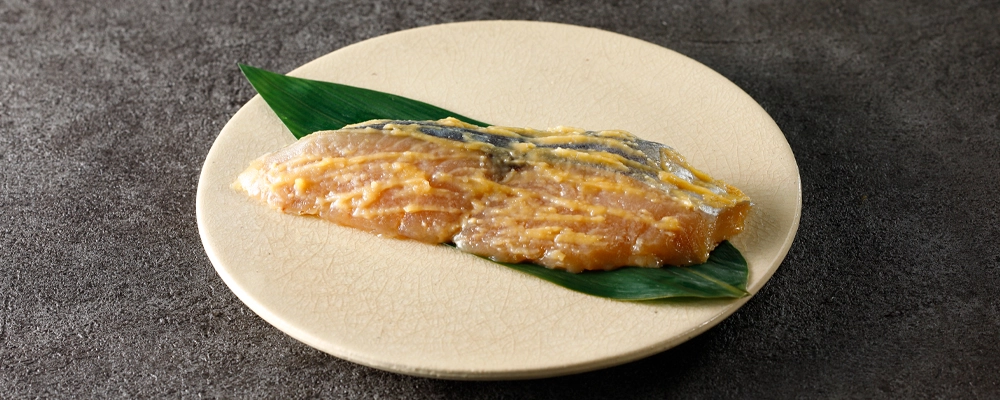 魚久の本さわら酒粕白味噌漬、 調理前の切り身。本さわら単品のページへ