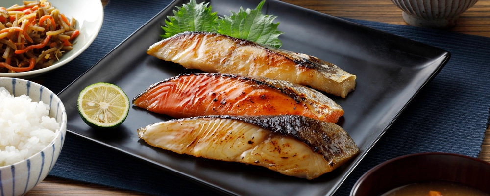 銀だら・銀鮭・本さわらの京粕漬を焼いた三種盛りの食卓イメージ