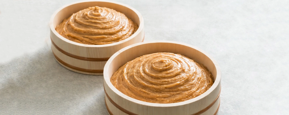 木桶に入った酒粕の漬け床