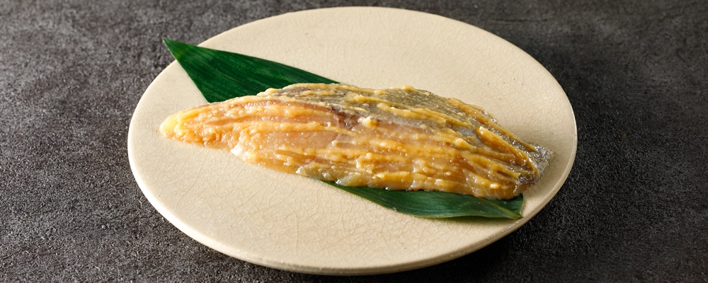 魚久の白ひらす酒粕白味噌漬、 調理前の切り身。白ひらす酒粕白味噌漬のページへ