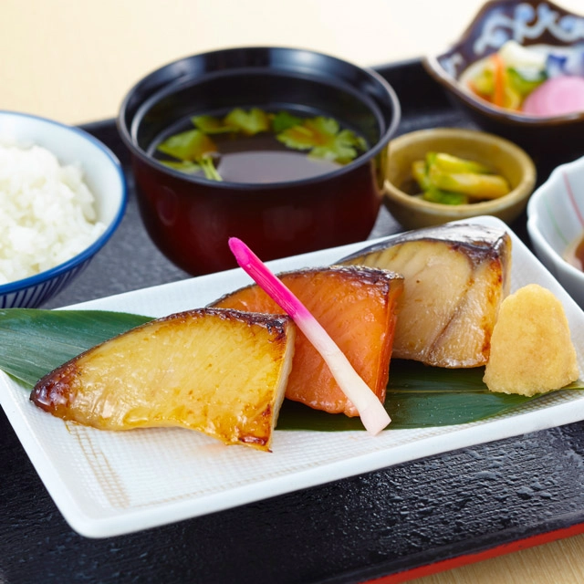 小網神社の参拝帰りに。人形町・魚久で楽しむ本格ランチと、心温まるお土産のご案内