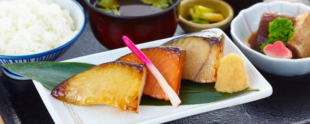 魚久本店あじみせのランチ定食。京粕漬を炭火で焼き上げた焼魚と、ご飯・味噌汁・小鉢のセット