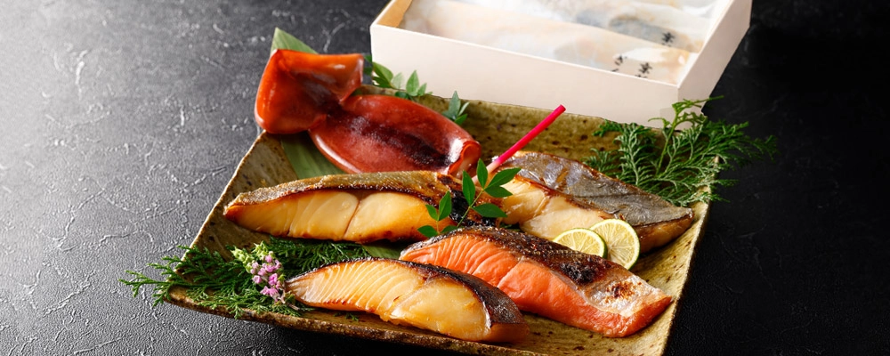 粕漬詰合せを焼いて盛り付けたギフトセットのイメージ。白化粧箱入り。定番詰合せページへ