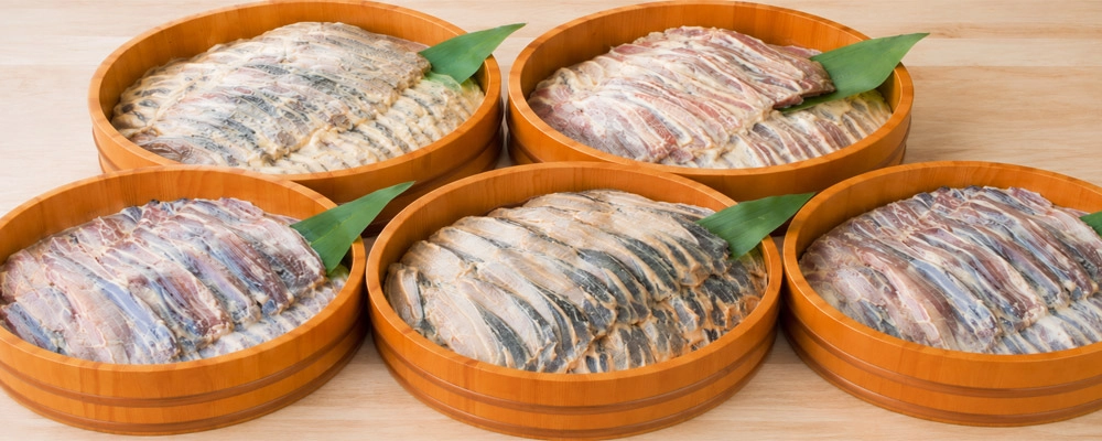 魚久の五種の京粕漬けを木桶に入れて並べた様子