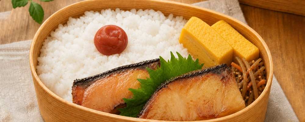 焼いた銀だら京粕漬を詰めたわっぱ弁当のイメージ