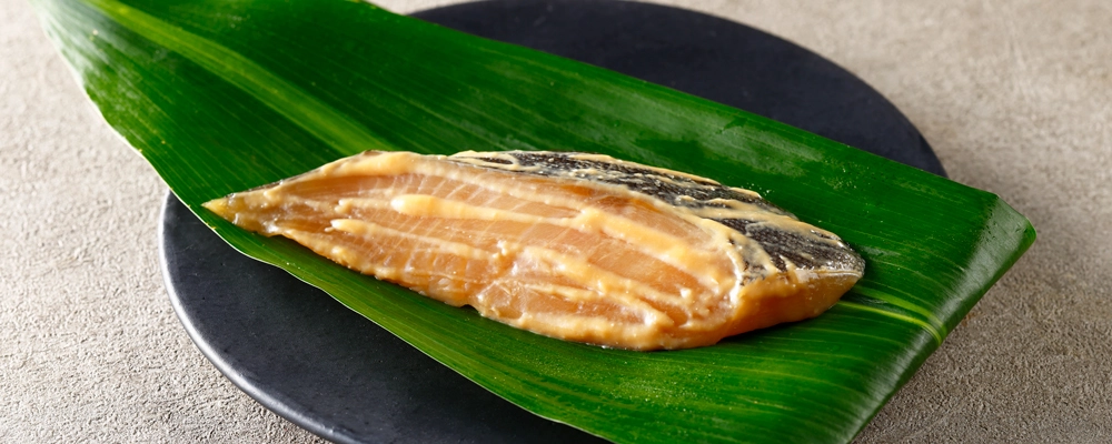 魚久のぎんだら粕漬、黒皿に乗せた調理前の切り身