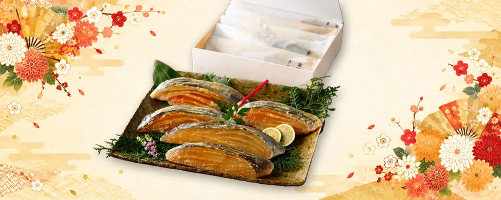 魚久オンラインショップの歳暮ギフト特集用の和風背景、個別包装商品入り贈答箱と皿にのせた調理前の切り身