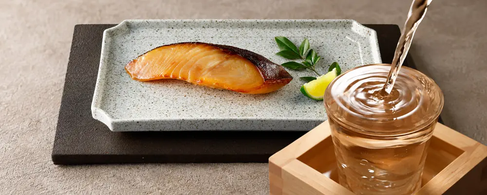 焼いた魚とお酒を合わせた食卓